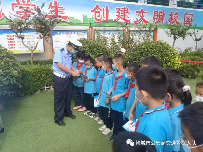 韩城公安交警进学校上好交通安全“开学第一课”。