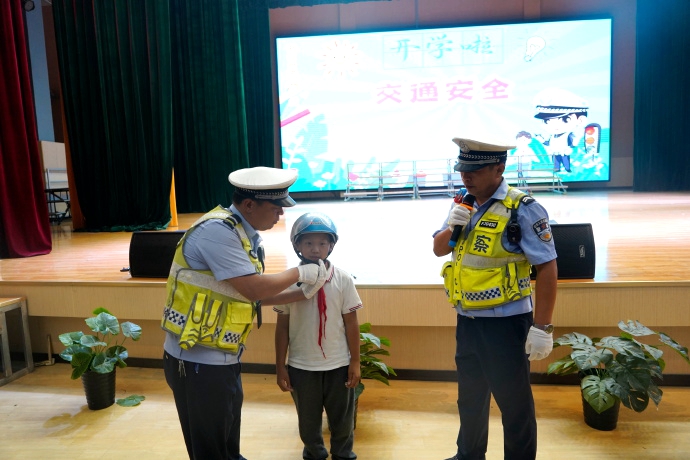 9月9日，华州分局交通管理大队组织民警深入辖区实验学校开展秋季交安知识进校园活动。