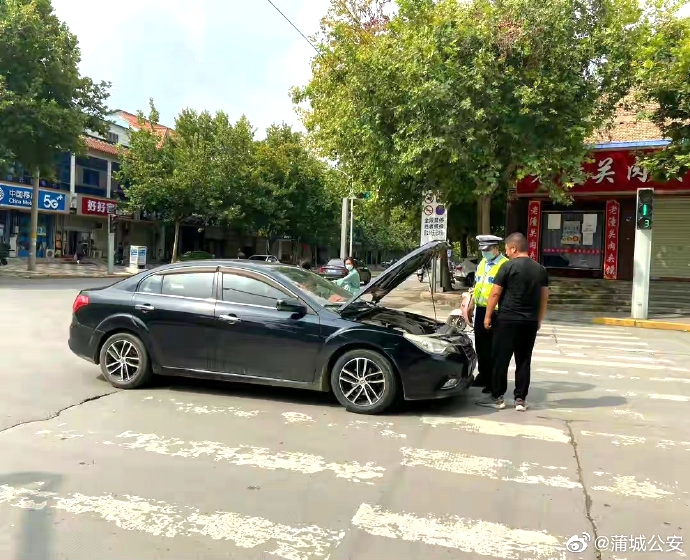 蒲城交警化身“修车师傅”。