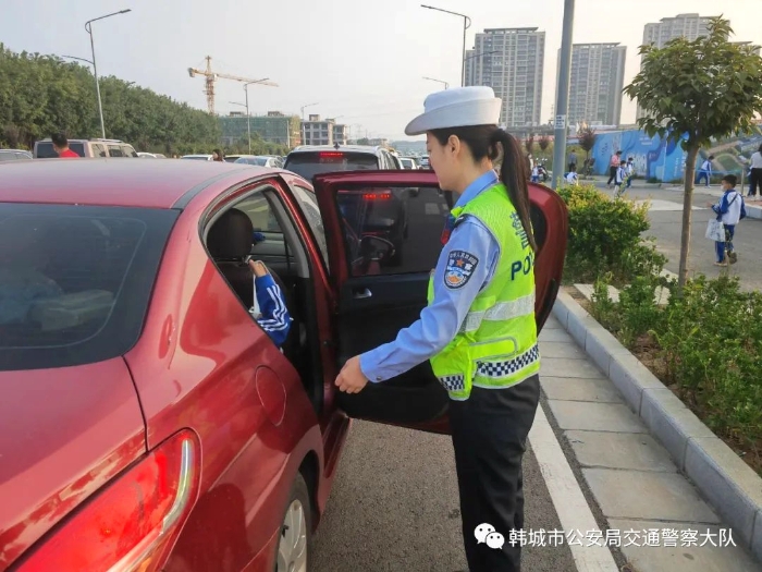 韩城公安交警“护学岗”，构筑学生出行安全屏障。