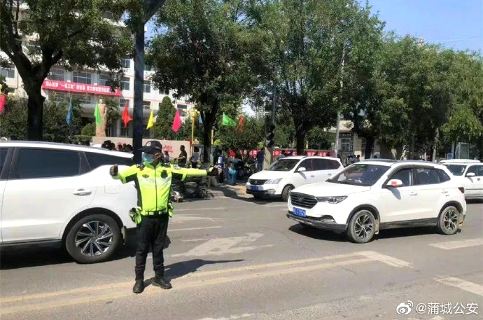 近日，蒲城公安交管大队骑警分队切实将“护学岗”落到实处，全力保障师生上下学交通安全。