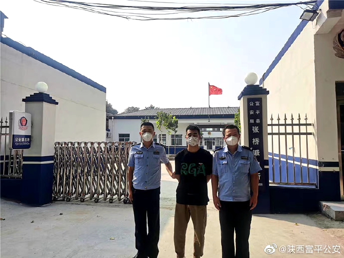 富平公安迅速抓获一名涉嫌出售银行卡从事犯罪活动的吴某。