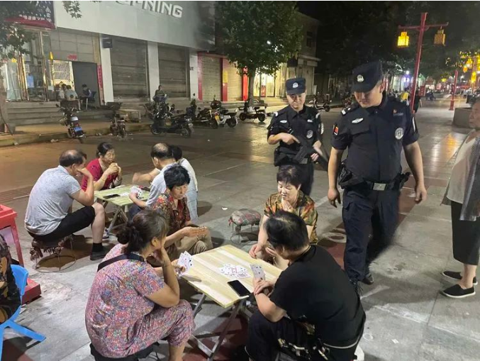 潼关公安夜间巡逻进行时，夏夜平安添“警”色。