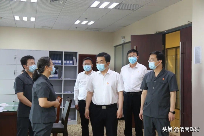 9月16日，韩城市委书记亢振峰带队调研人民法院工作。
