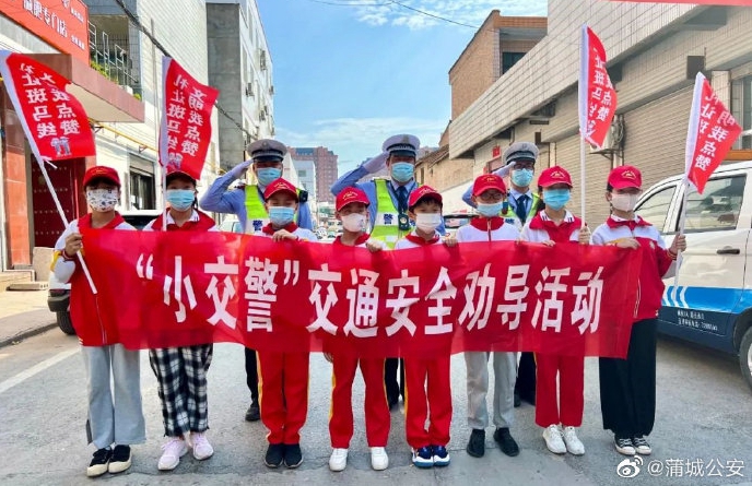 蒲城交警上好“开学第一课”。