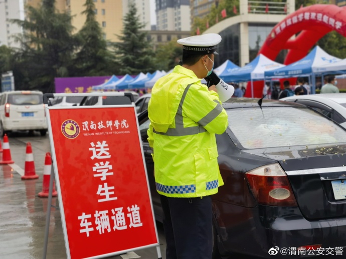 高新交警护航新生入学。