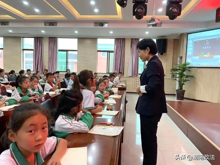 华阴检察举办法治进校园报告会活动。