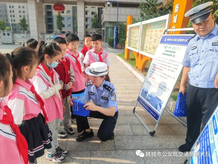 9月21日，韩城市公安局交警大队新城中队国庆节前夕走进辖区新城六小开展交通安全宣传活动。