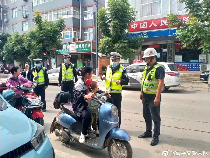 9月21日上午，富平县公安局交警大队开展“一盔一带”主题安全宣传及劝导活动。