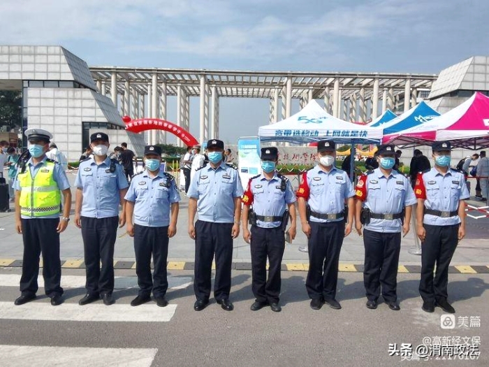 渭南市公安局高新分局多警种联动保障学子们平安开学。