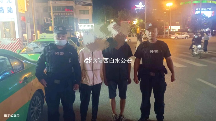 白水巡特警耐心劝导未成年人回家。