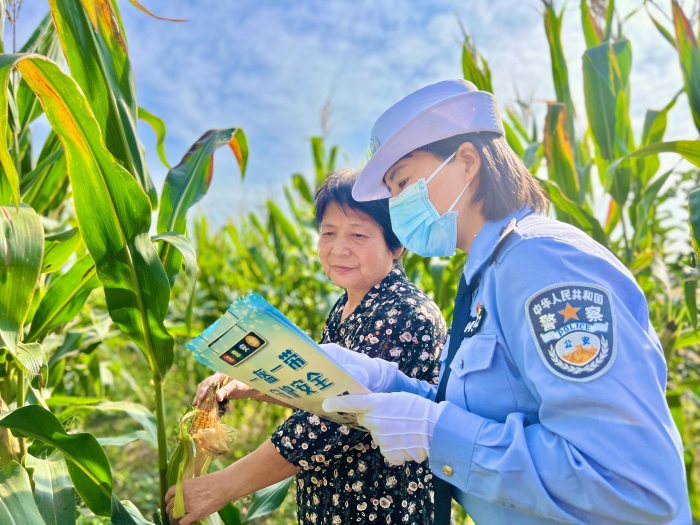 9月22日，蒲城县公安局交通管理大队民警走进兴镇坡头村开展交通安全宣传活动。