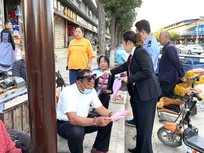 9月22日下午，合阳法院坊镇法庭干警开展普法宣传活动。