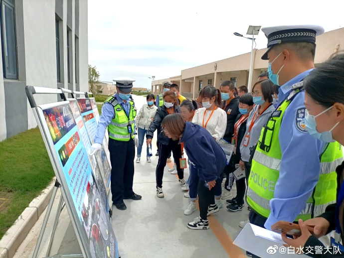 白水交警进企业开展以“一盔一带”为主题的交通安全宣传活动。