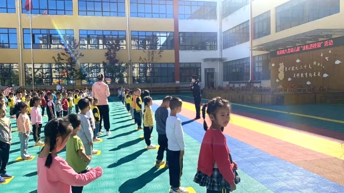 9月22日下午，合阳公安九龙派出所民警、辅警深入九龙幼儿园指导开展反恐防暴知识、技能培训。
