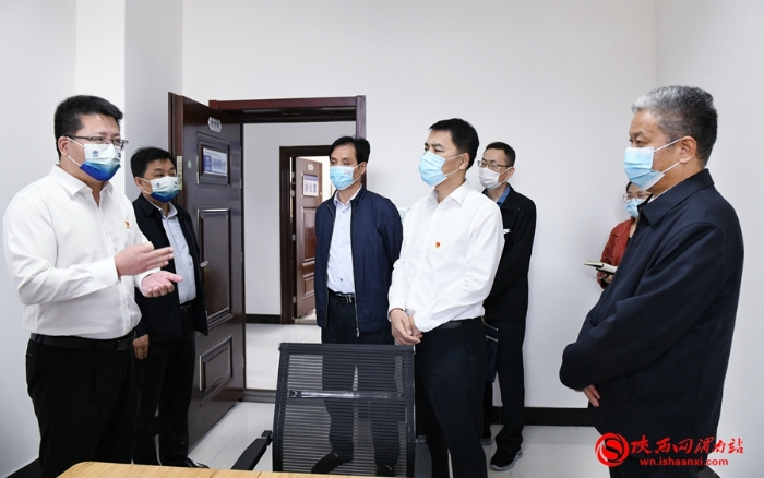 市委常委、政法委书记刘凯深入华州区调研。图为在华州区综治中心，了解实体化运行及管理工作情况。记者 许艾学 摄