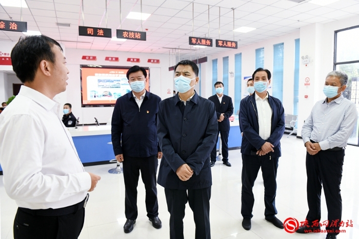 市委常委、政法委书记刘凯深入潼关县调研政法工作。图为在秦东镇人民政府听取和了解情况。记者 许艾学 摄