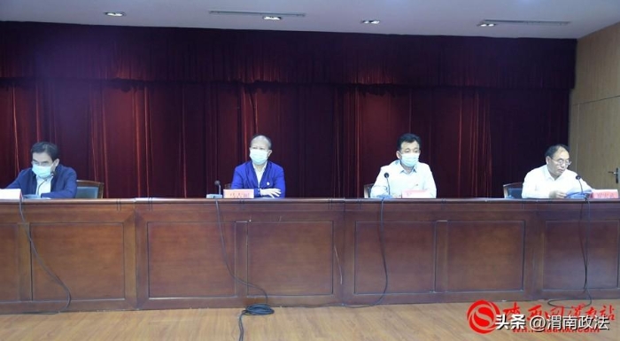 9月20日，临渭区打击整治养老诈骗专项行动暨扫黑除恶斗争推进会召开，区委副书记马占彬出席会议，区政府副区长、公安临渭分局局长杨卫军，区法院院长张东亮，区检察院检察长崔宏武参加会议。记者 陈冰娟 摄