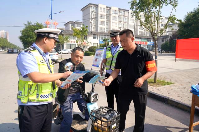 华州公安交警联合瓜坡镇政府开展“美丽乡村行”交通安全宣传活动。