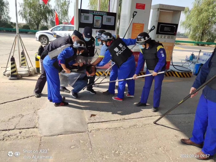 9月26日上午，合阳县公安局新池派出所组织开展辖区加油站应急演练。