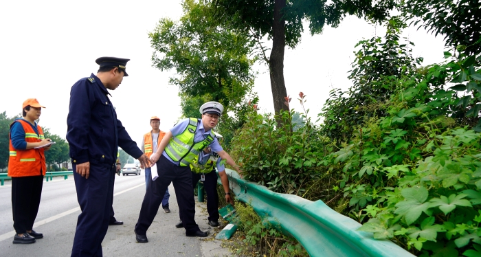 9月28日，华州公安交警联合区路政部门开展节前道路交通安全隐患排查工作。