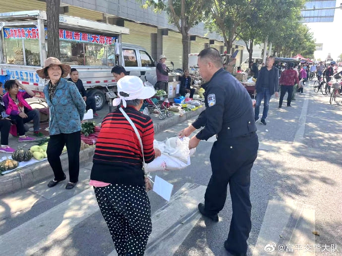 9月 28日，富平县公安局交警大队庄里中队开展隐患整治劝导行动。