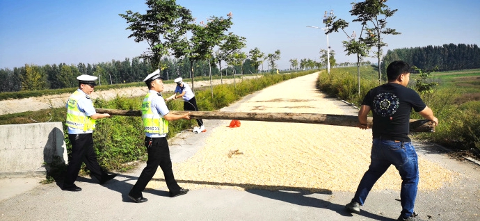 华州交管大队柳枝中队联合莲花寺镇政府深入辖区公路针对占用公路晒粮行为进行清理整治。