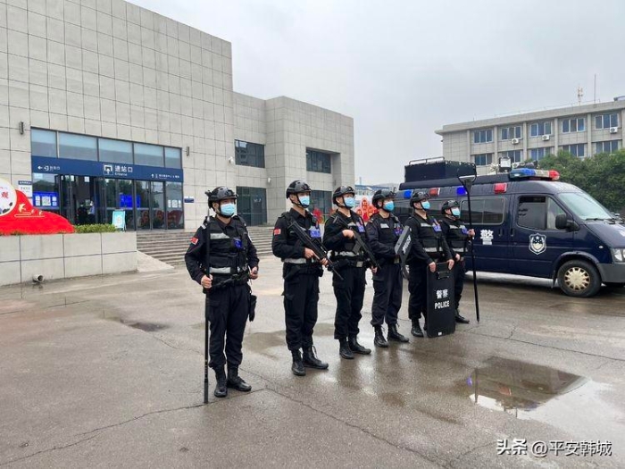 韩城市公安局巡特警大队全警在岗绘就国庆平安画卷。