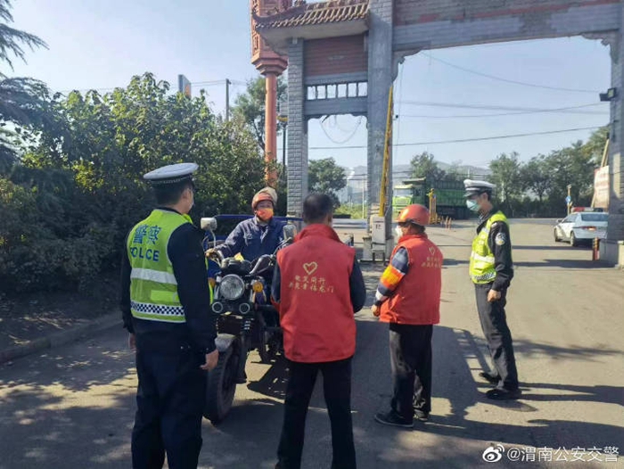 韩城公安交警在辖区设置交通安全宣传点，与广大群众面对面开展交通安全宣传提示教育。