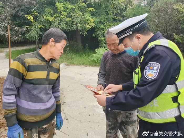 潼关交警在万仓村开展“一盔一带”交通安全主题宣传活动。