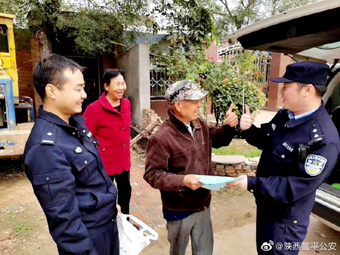 富平公安美原派出所民警成功调解一起困扰多年的邻里纠纷。