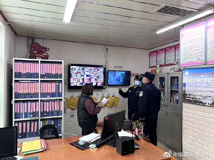 华阴公安开展校园安全检查，筑牢校园安全防线。
