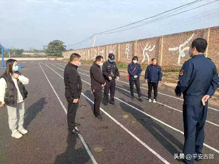 10月14日，澄城公安交道派出所联合交道镇政府、市场监管所对学校及周边环境进行全面的大排查活动。