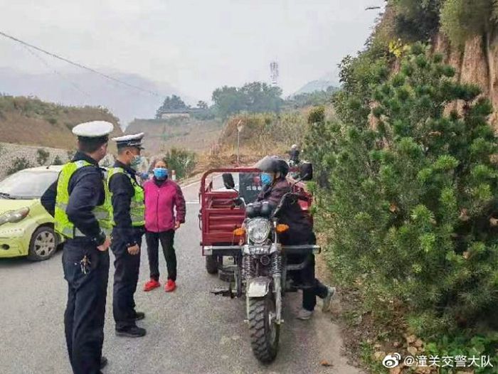 潼关交警严查农用三轮车违法载人交通违法行为。
