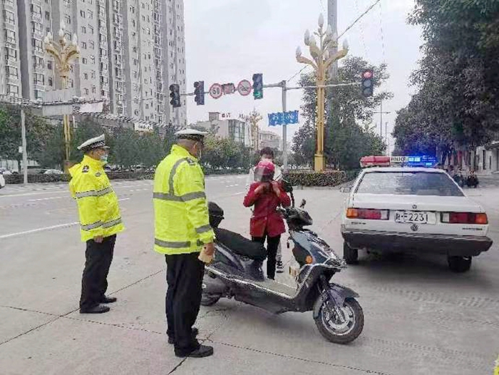 华州公安交警持续在辖区各大路口开展骑乘电动车、摩托车未戴安全头盔整治工作。