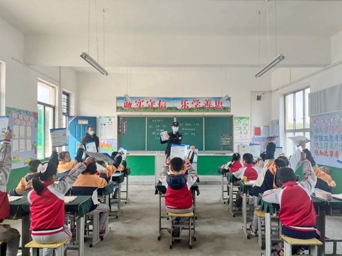 合阳县同家庄派出所深入辖区学校开展法治进校园活动。