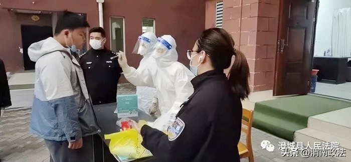 澄城法院下沉到小区参加疫情防控执勤任务。