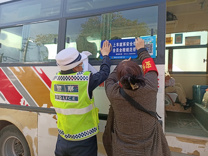 大荔交警通过粘贴交通安全提示标语增强交通参与者的安全意识。