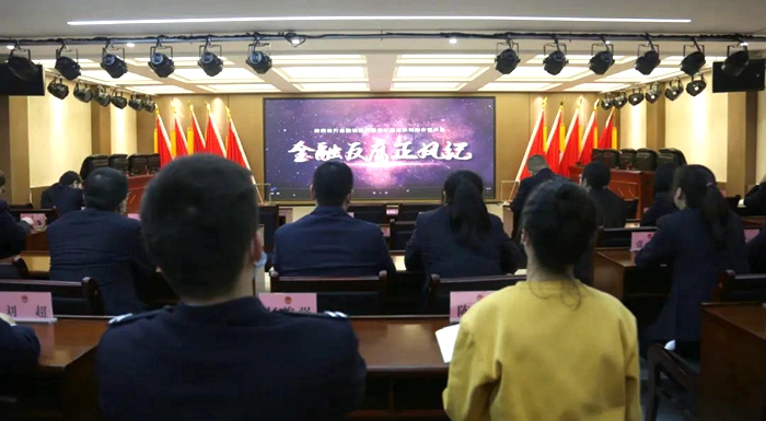 10月20日，潼关县人民检察院组织全体干警共同观看警示教育片。
