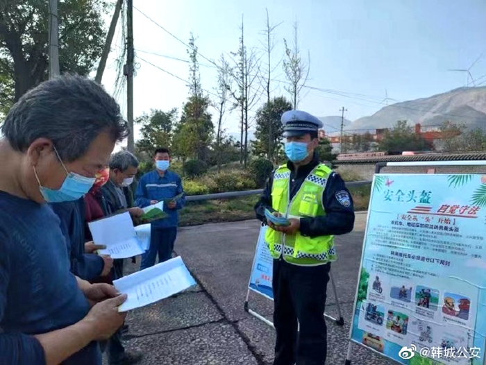 10月19日，韩城公安交警走进金波实业公司，开展秋冬季交通安全宣传活动。