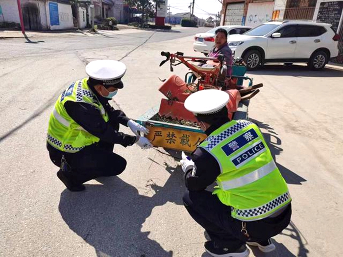 连日来，大荔交警大队联合辖区村镇持续对辖区农村地区三轮车开展喷涂“严禁违法载人”标语宣传行动。