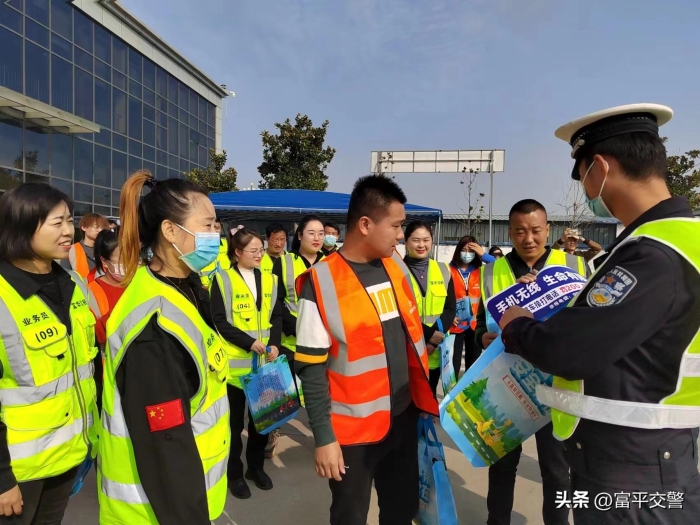 富平交警大队庄里执勤中队宣传民警深入辖区富铧驾校针对全体教练员及部分学员开展交通安全宣传活动。