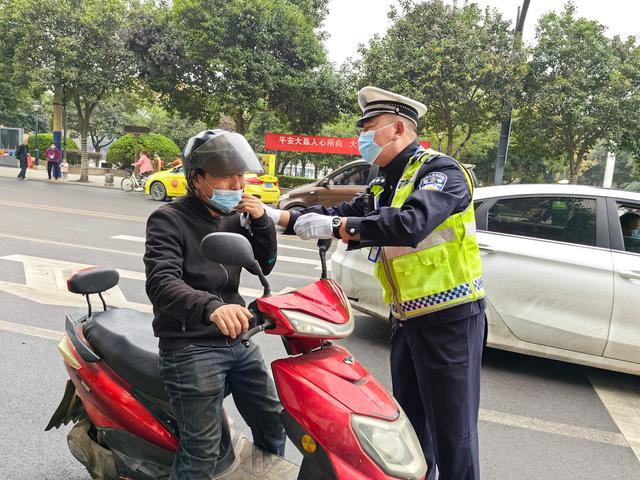 0月26日，大荔交警大队集中警力，对摩托车、电动车驾乘人员各类违法行为开展专项整治。