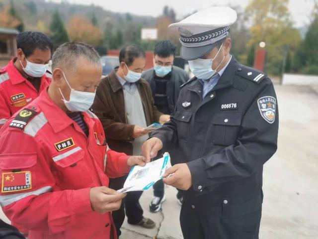 10月26日，韩城市公安局交警大队桑树坪中队深入辖区农村开展秋冬季交通安全宣传工作。