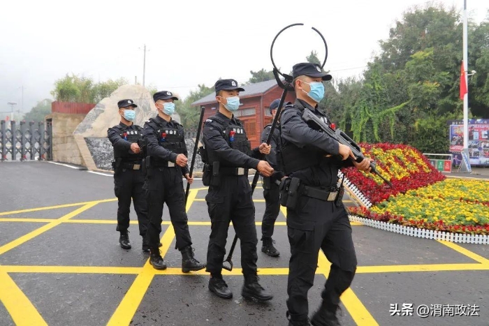 华州公安民警开展巡逻防控工作。