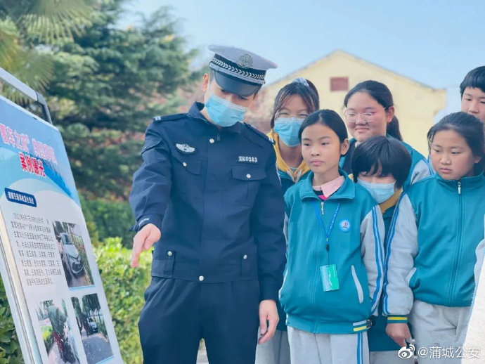 近日，蒲城公安交管大队卤阳湖中队联合法制督察中队深入辖区党睦初级中学开展“交通安全进校园”活动。