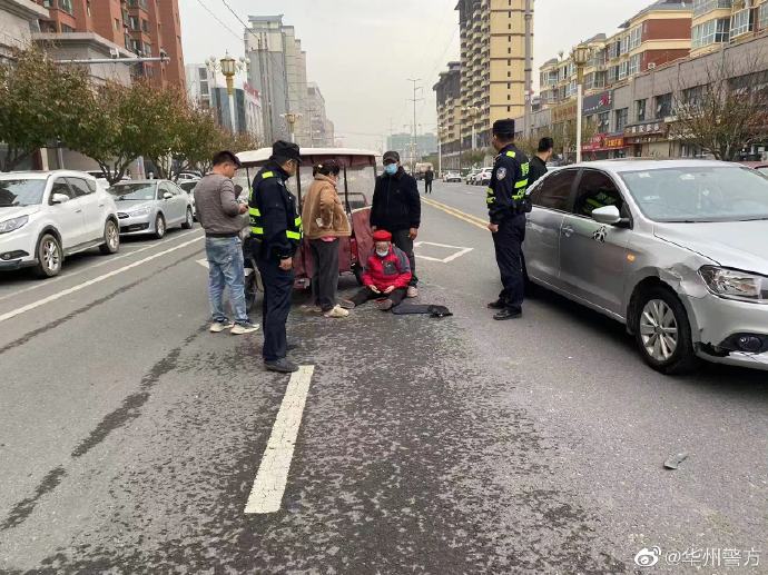华州民警巡逻突遇交通事故，及时救助受伤群众。