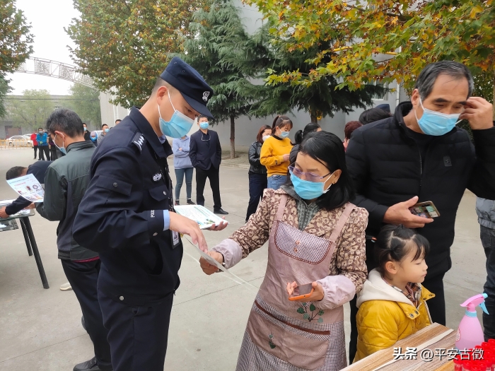 近日，交道派出所民警在辖区各核酸检测点，利用群众排队等候间隙，在辖区开展预防电信网络诈骗知识宣传。