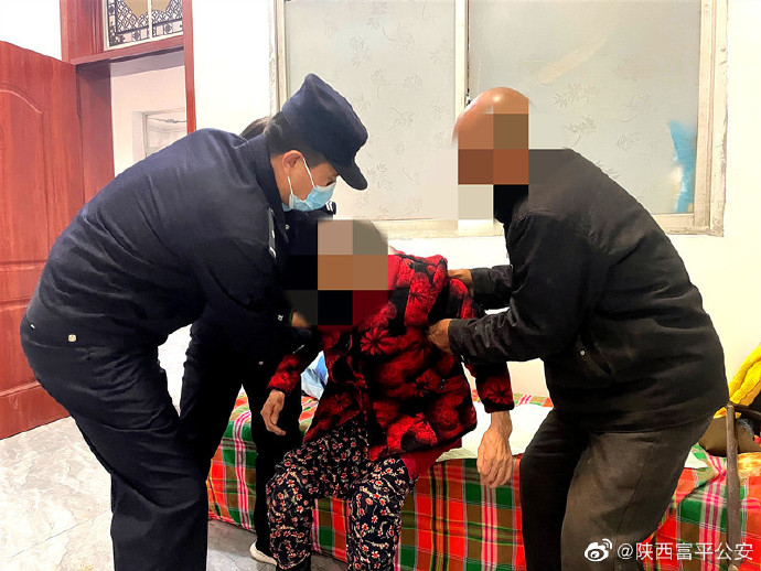富平公安刘集派出所民警上门为老人办理身份证。