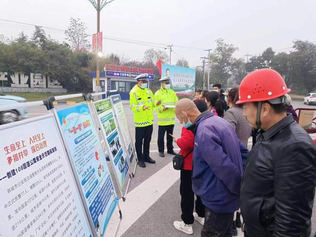 11月11日，韩城公安局交警大队芝川中队扎实开展“马路学堂”交通安全宣传活动。